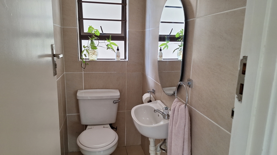 6 Bedroom Property for Sale in Gonubie Eastern Cape